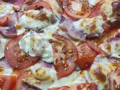 Pica su kumpiu ir raudonėliu pagrindine nuotrauka