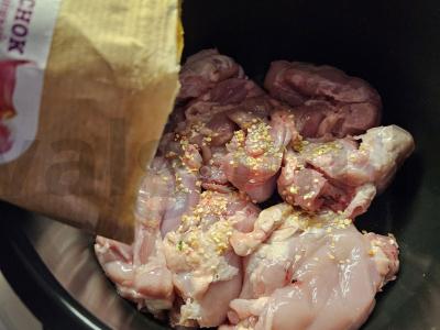 Troškinta vištiena su pomidorais, kalendra ir česnaku lėtoje viryklėje Žingsnis 1