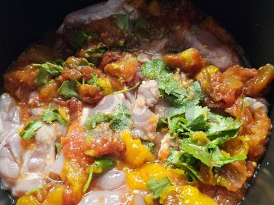 Troškinta vištiena su pomidorais, kalendra ir česnaku lėtoje viryklėje Žingsnis 3