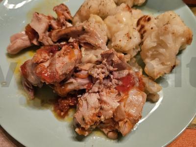 Troškinta vištiena su pomidorais, kalendra ir česnaku lėtoje viryklėje pagrindine nuotrauka