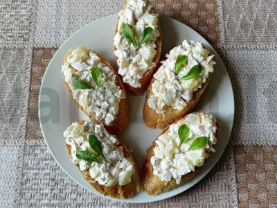 Tostai su ananasais, sūriu ir vištienos filė pagrindine nuotrauka