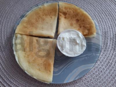 Blynai su grietinėlėmis ir vandeniu pagrindine nuotrauka