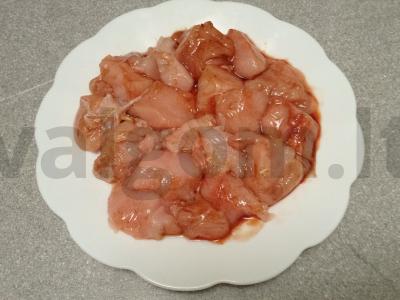 Orkaitėje kepti vištienos krūtinėlės šašlykai, marinuoti padaže Žingsnis 3