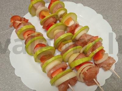 Orkaitėje kepti vištienos krūtinėlės šašlykai, marinuoti padaže Žingsnis 5