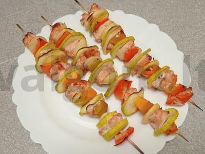 Orkaitėje kepti vištienos krūtinėlės šašlykai, marinuoti padaže pagrindine nuotrauka