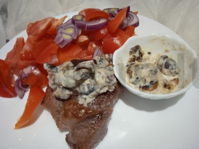 Jautienos steikas su grietinėlės-grybų padažu pagrindine nuotrauka