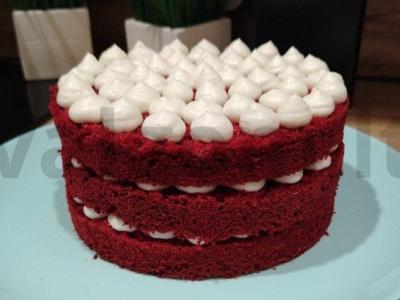 „Raudonas tortas“ su braškėmis pagrindine nuotrauka