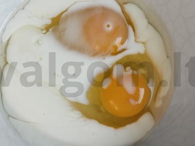 Naudingas omletas su avižiniais dribsniais, dešra ir sūriu Žingsnis 1