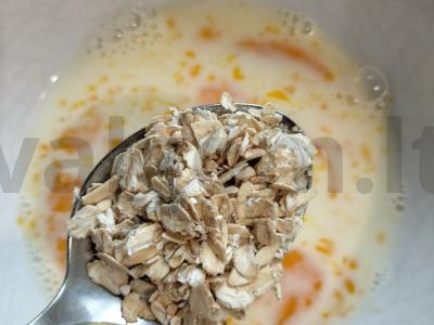 Naudingas omletas su avižiniais dribsniais, dešra ir sūriu Žingsnis 2