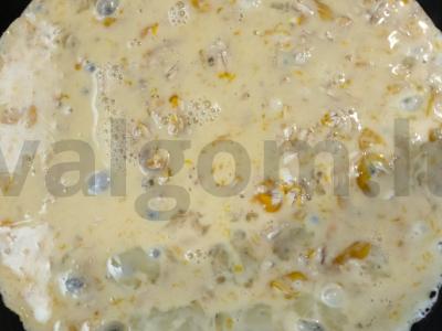 Naudingas omletas su avižiniais dribsniais, dešra ir sūriu Žingsnis 3