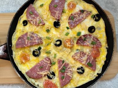 Naudingas omletas su avižiniais dribsniais, dešra ir sūriu pagrindine nuotrauka