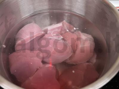 Salotas su daikonu, mėsa ir kiaušiniu Žingsnis 1