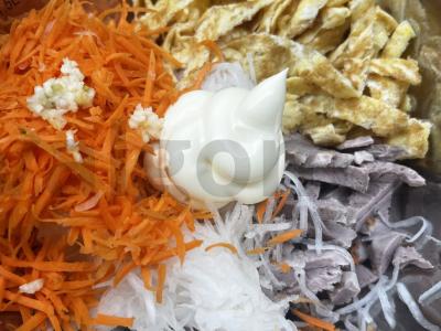 Salotas su daikonu, mėsa ir kiaušiniu Žingsnis 7