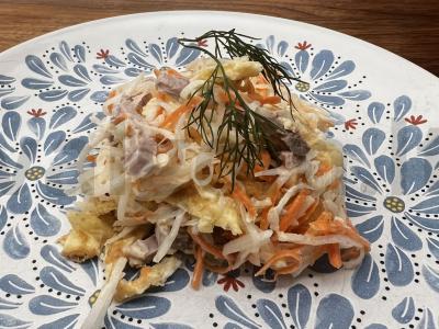 Salotas su daikonu, mėsa ir kiaušiniu pagrindine nuotrauka