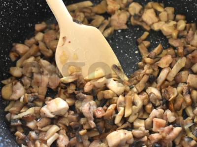 Juliens su vištiena ir grybais tartaletėse Žingsnis 4