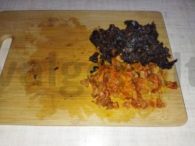 Blynai, įdaryti varške su džiovintomis abrikosais ir slyvomis Žingsnis 2