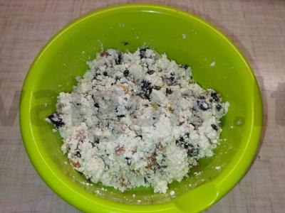 Blynai, įdaryti varške su džiovintomis abrikosais ir slyvomis Žingsnis 4