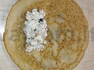 Blynai, įdaryti varške su džiovintomis abrikosais ir slyvomis Žingsnis 5