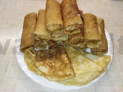 Blynai, įdaryti varške su džiovintomis abrikosais ir slyvomis pagrindine nuotrauka