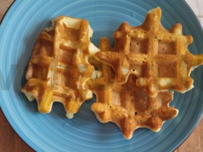 Namų vafliai su acidofiliu pagrindine nuotrauka