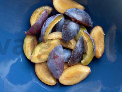 Slyvų desertas su varškės grūdais ir braškių įdaru Žingsnis 1