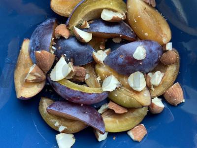 Slyvų desertas su varškės grūdais ir braškių įdaru Žingsnis 2