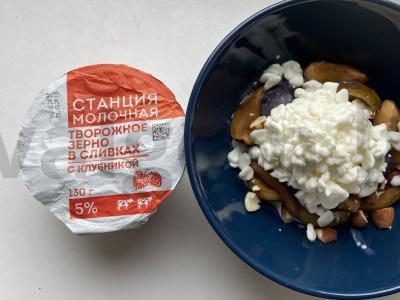 Slyvų desertas su varškės grūdais ir braškių įdaru Žingsnis 3