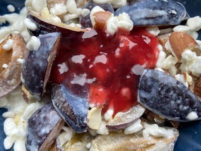 Slyvų desertas su varškės grūdais ir braškių įdaru Žingsnis 4