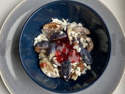 Slyvų desertas su varškės grūdais ir braškių įdaru pagrindine nuotrauka