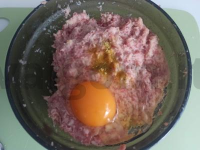 Sultingi kotletai su kiauliena ir sviestu Žingsnis 1