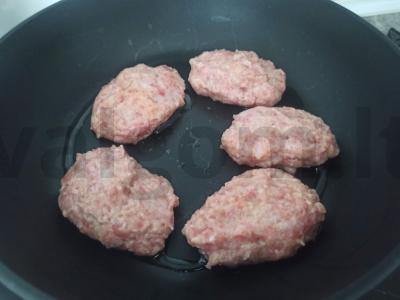 Sultingi kotletai su kiauliena ir sviestu Žingsnis 3