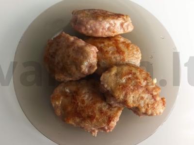 Sultingi kotletai su kiauliena ir sviestu pagrindine nuotrauka