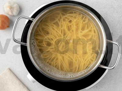 Paprasta makaronų patiekalas su dešrelėmis ir špinatais Žingsnis 1