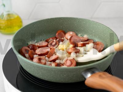 Paprasta makaronų patiekalas su dešrelėmis ir špinatais Žingsnis 3