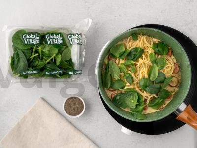 Paprasta makaronų patiekalas su dešrelėmis ir špinatais Žingsnis 4