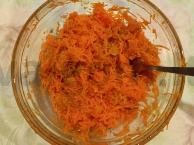 Vitaminų salotas su razinomis ir obuoliais pagrindine nuotrauka