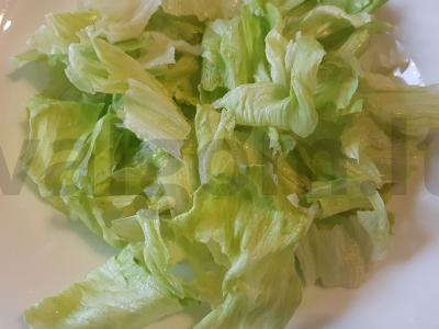 Aštrus salotas iš ledinio saloto, pomidorų ir žolelių Žingsnis 1