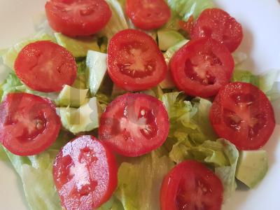 Aštrus salotas iš ledinio saloto, pomidorų ir žolelių Žingsnis 3