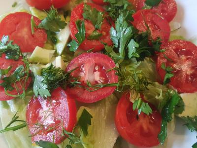 Aštrus salotas iš ledinio saloto, pomidorų ir žolelių Žingsnis 4