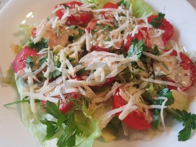 Aštrus salotas iš ledinio saloto, pomidorų ir žolelių pagrindine nuotrauka