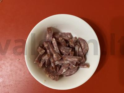 Puikus kopūstų salotas su servelatu Žingsnis 1