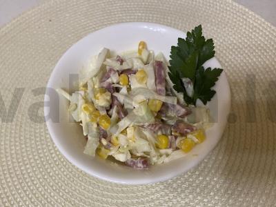 Puikus kopūstų salotas su servelatu pagrindine nuotrauka