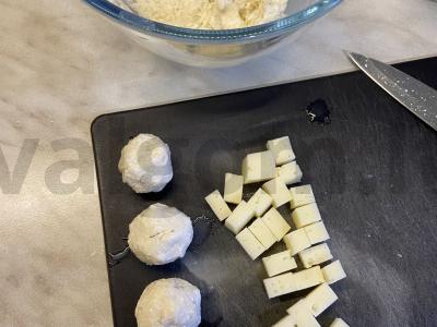 Virti varškės kamuoliukai su sūrio įdaru Žingsnis 3