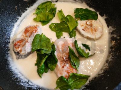 Žuvis grietinėlėje su špinatais Žingsnis 10