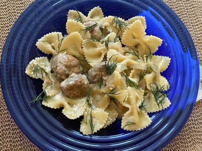 Makaronai-šalmai su mėsos kukuliais grietinės padaže pagrindine nuotrauka