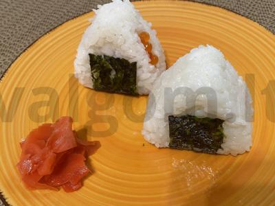 Onigiri su raudonąja ikra pagrindine nuotrauka
