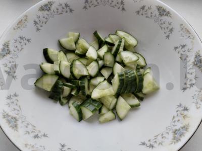 Puikus daržovių salotas su sūriu ir žolelėmis Žingsnis 1