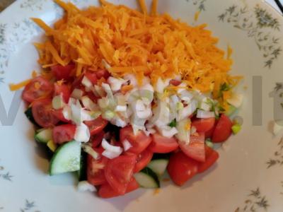 Puikus daržovių salotas su sūriu ir žolelėmis Žingsnis 3