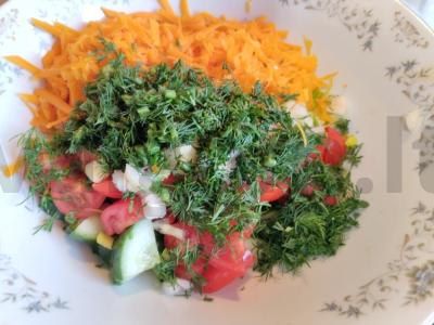 Puikus daržovių salotas su sūriu ir žolelėmis Žingsnis 4
