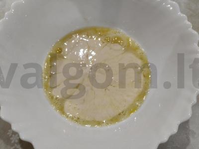 Švelnus rūkytos pieno pyragas su uogiene Žingsnis 2